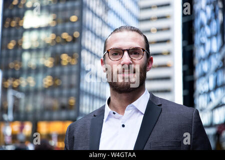 Portrait von bärtigen jungen Geschäftsmann, New York City, USA Stockfoto