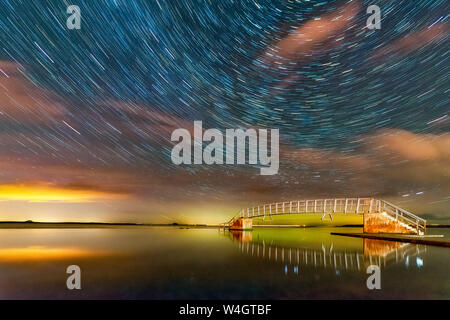 Star Trails und Aurora Borealis hinter Belhaven Brücke, Dunbar, East Lothian, Schottland Stockfoto