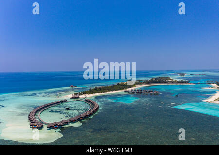 Luftaufnahme über Olhuveli mit Wasser Bungalows, Süd Male Atoll, Malediven Stockfoto