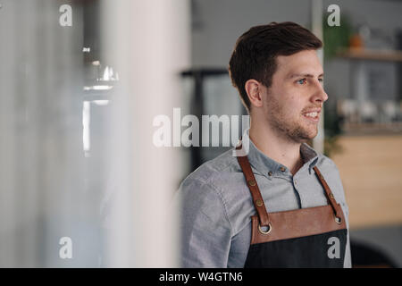 Barista Schürze tragen, stehen im Coffee Shop Stockfoto