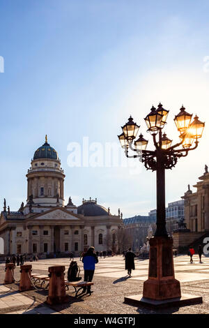 Blick auf Deutschen Dom am Gendarmenmarkt am Abend, Berlin, Deutschland Stockfoto