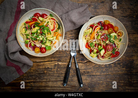 Spaghetti mit gegrilltem Gemüse, Paprika, Zucchini, Avocado, Tomate, Koriander Stockfoto