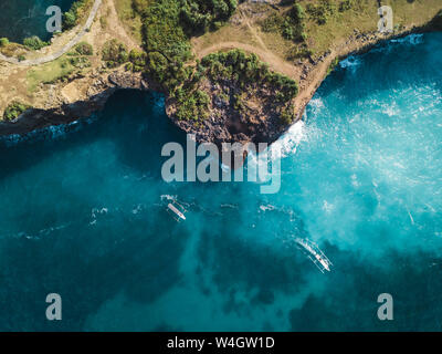 Luftaufnahme von touristischen Boote in der Nähe von Nusa Penida Küste, Schnorcheln, Bali, Indonesien Stockfoto