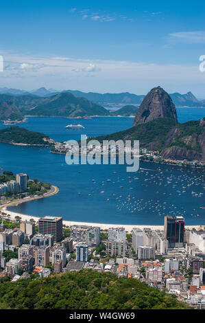 Outlook aus dem Christus dem Erlöser Statue in Rio de Janeiro mit Zuckerhut, Brasilien Stockfoto