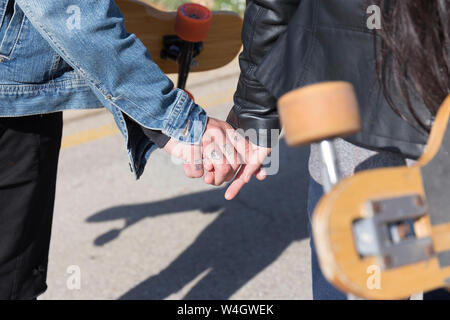 Tätowierte junge Mann Hand, die er mit seiner Freundin, Teilansicht Stockfoto