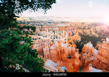 Malerischer Blick auf die Säule - wie Felsformationen, die als Hoodoos im Bryce Canyon im Herbst, Utah, USA Stockfoto