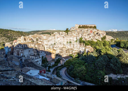 Anzeigen von Ragusa Superiore zu Ragusa Ibla mit Duomo di San Giorgio, Ragusa, Sizilien, Italien Stockfoto