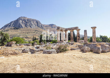 Archaische Tempel des Apollo, der dorischen Säulen, Korinth, Griechenland Stockfoto