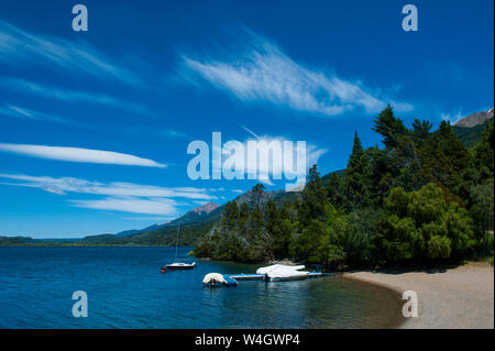 Strand von einem Bergsee in Nationalpark Los Alerces, Chubut, Argentinien, Südamerika Stockfoto