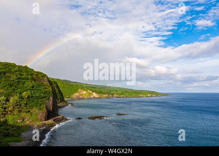 Regenbogen über der Bucht, Haleakala National Park, Maui, Hawaii, USA Stockfoto