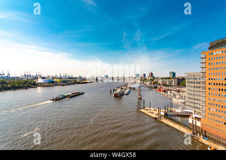 Hafen und Landungsbrücken fom oberhalb, Hamburg, Deutschland Stockfoto