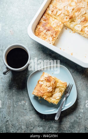 Butterkuchen, Hefeteig mit Mandeln, Zucker und Butter nachfüllen Stockfoto