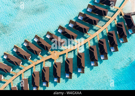 Bungalows am Wasser von oben, Süd Male Atoll, Malediven Stockfoto