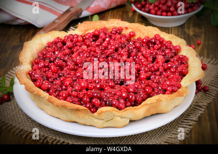 Appetitlich cowberry Pie auf Holztisch, Nahaufnahme Stockfoto