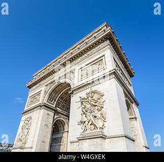 Drei Viertel der östlichen Fassade der Arc de Triomphe in Paris, Frankreich, von der Morgensonne unter einem blauen Himmel beleuchtet. Stockfoto