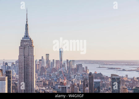 Skyline bei Sonnenuntergang mit Empire State Building im Vordergrund und das One World Trade Center im Hintergrund, Manhattan, New York City, USA Stockfoto