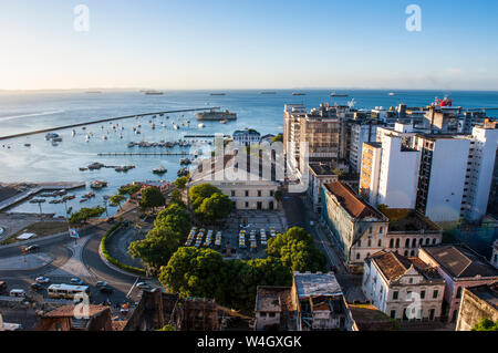 Outlook aus dem Pelourinho über den unteren Teil der Altstadt, Salvador da Bahia, Brasilien Stockfoto