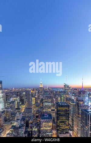 Skyline bei Blue Hour mit Empire State Building, Manhattan, New York City, USA Stockfoto