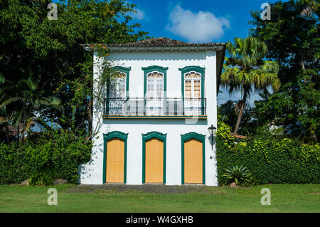 Buntes Haus im Kolonialstil in Paraty südlich von Rio de Janeiro, Brasilien Stockfoto