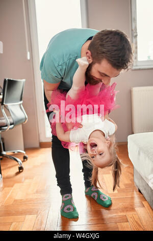 Vater und Tochter spielen zu Hause Stockfoto