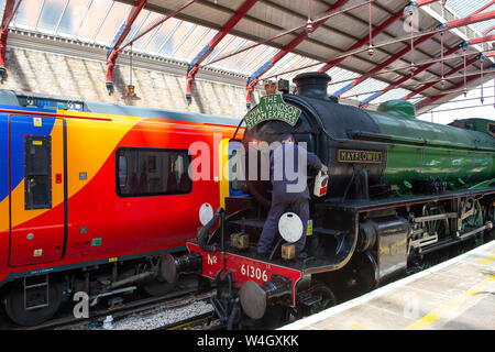 Windsor, Berkshire, Großbritannien. 23. Juli, 2019. Das Royal Windsor Express Zug kommt an Windsor und Eton Riverside Bahnhof und sitzt neben einem modernen South Western Train. Die Mayflower Dampfmaschine ist, Passagiere von Waterloo Windsor jeden Dienstag drei Mal am Tag, bis Anfang September 2019. Credit: Maureen McLean/Alamy leben Nachrichten Stockfoto