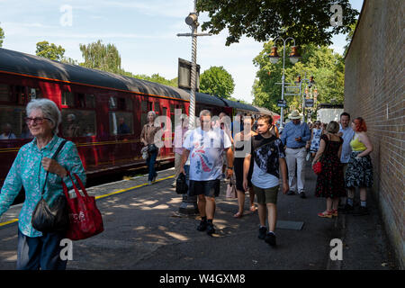 Windsor, Berkshire, Großbritannien. 23. Juli, 2019. Die Passagiere steigen aus der Royal Windsor Express Zug nach der Ankunft in Windsor und Eton Riverside Bahnhof. Die Mayflower Dampfmaschine ist, Passagiere von Waterloo Windsor jeden Dienstag drei Mal am Tag, bis Anfang September 2019. Credit: Maureen McLean/Alamy leben Nachrichten Stockfoto