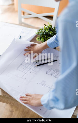 Nahaufnahme der Frau im Büro arbeiten am Plan auf dem Tisch Stockfoto