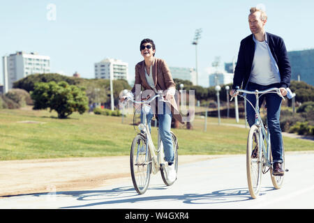 Paar mit Bikes in Barcelona Stockfoto