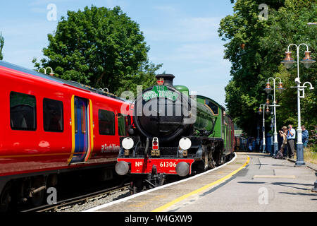 Windsor, Berkshire, Großbritannien. 23. Juli, 2019. Das Royal Windsor Express Zug fährt von Windsor und Eton Riverside Bahnhof auf der Rückfahrt nach Waterloo. Die Mayflower Dampfmaschine ist, Passagiere von Waterloo Windsor jeden Dienstag drei Mal am Tag, bis Anfang September 2019. Credit: Maureen McLean/Alamy leben Nachrichten Stockfoto