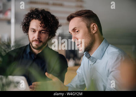 Zwei Geschäftsleute in einer Sitzung in einem Coffee Shop Stockfoto