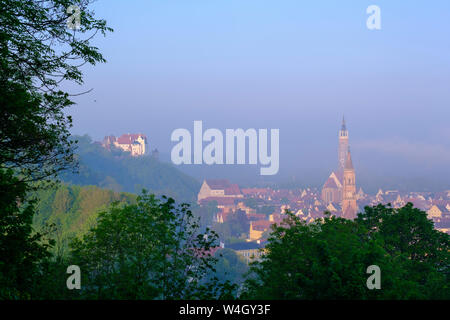 Burg Trausnitz, Kirche St. Jodok und Basilika St. Martin bei Sonnenaufgang von Carossahoehe, Landshut, Bayern, Deutschland Stockfoto