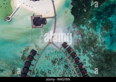 Overhead View Bungalows auf Olhuveli, Süd Male Atoll, Malediven zu Wasser Stockfoto