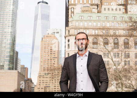 Portrait von bärtigen jungen Geschäftsmann, New York City, USA Stockfoto