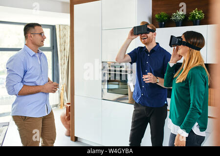 Paar tragen VR-Brille Einkaufen für eine neue Küche im Showroom Stockfoto