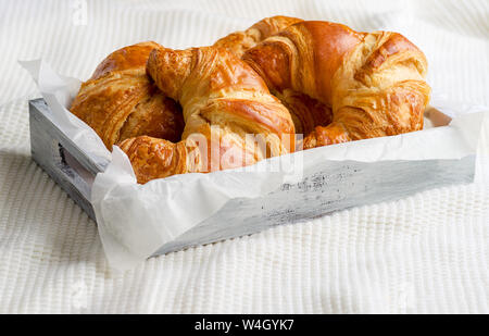 Croissant zum Frühstück auf weißen wollenen Oberfläche Stockfoto