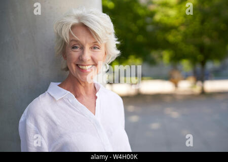 Porträt von lächelnden Reife Frau Stockfoto