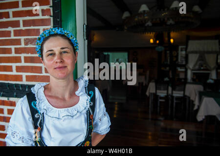 Traditionell gekleidete Frau in der deutschen Stadt Pomerode in der Nähe von Blumenau, Brasilien Stockfoto