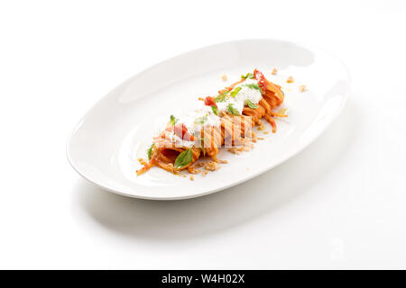 Spaghetti mit Tomaten und burrata Käse auf weißem Hintergrund Stockfoto