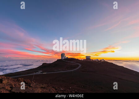 Blick von Red Hill Gipfel zu Haleakala Observatorium in der Dämmerung, Maui, Hawaii, USA Stockfoto