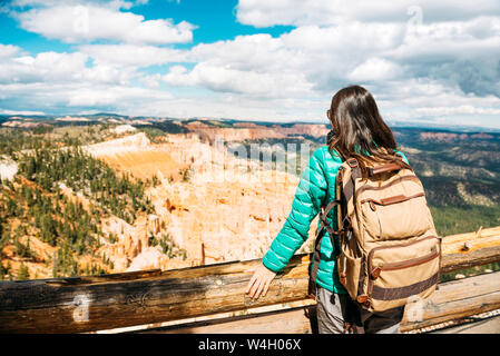 Frauen Wanderer mit Rucksack auf einem Aussichtspunkt in Bryce Canyon, Utah, USA Stockfoto