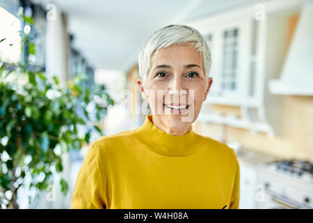 Porträt eines lächelnden älteren Frau zu Hause Stockfoto
