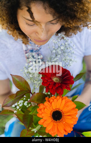 In der Nähe von Frau mit Blumen im Freien Stockfoto