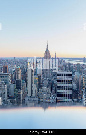 Skyline bei Sonnenuntergang mit Empire State Building im Vordergrund und das One World Trade Center im Hintergrund, Manhattan, New York City, USA Stockfoto