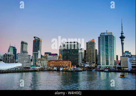 Die Skyline von Auckland bei Dämmerung, Neuseeland Stockfoto