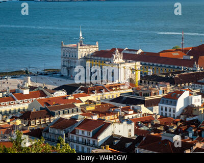 Blick über die Stadt, den Fluss Tejo vom Miradouro da Nossa Senhora do Monte, Lissabon, Portugal Stockfoto