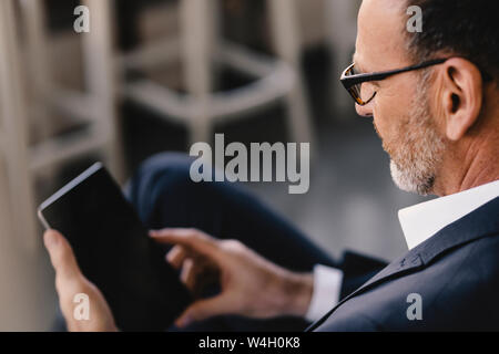 Reife Geschäftsmann mit tablet Stockfoto