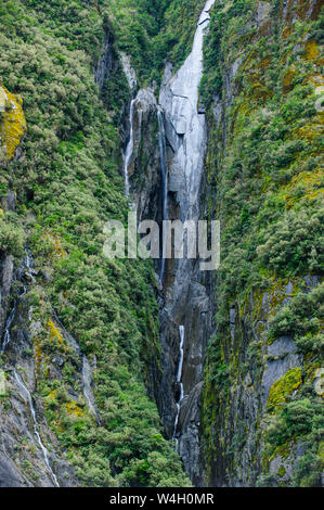 Riesigen Wasserfall auf der Unterseite der Franz Josef Glacier, Südinsel, Neuseeland Stockfoto