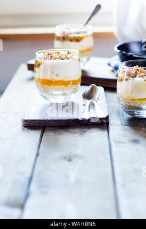 Ungebackene Käsekuchen in einem Glas mit Passionsfrucht und Mutter spröde Stockfoto