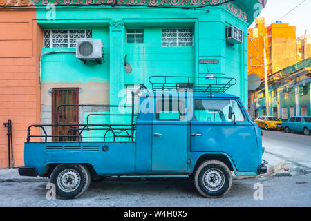 Geändert blue Van, Havanna, Kuba geparkt Stockfoto