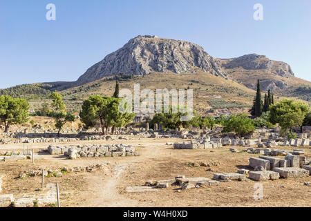 Archäologische Stätte mit Blick auf Acrocorinth, Korinth, Griechenland Stockfoto